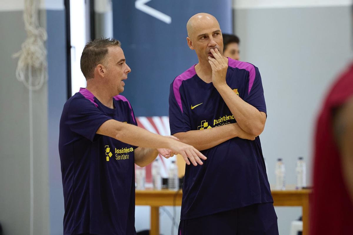 Peñarroya, charlando con Oscar Orellana en el entrenamiento matinal