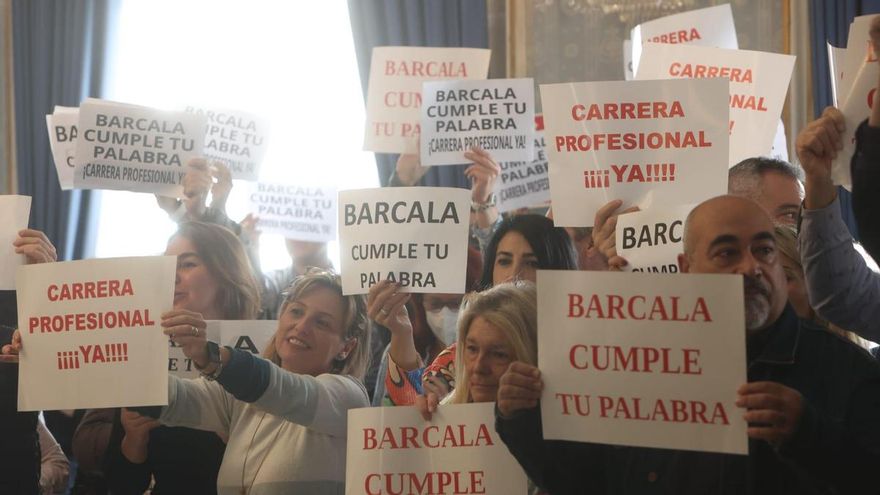 Funcionarios interrumpen el pleno del Ayuntamiento de Alicante y protestan contra Barcala