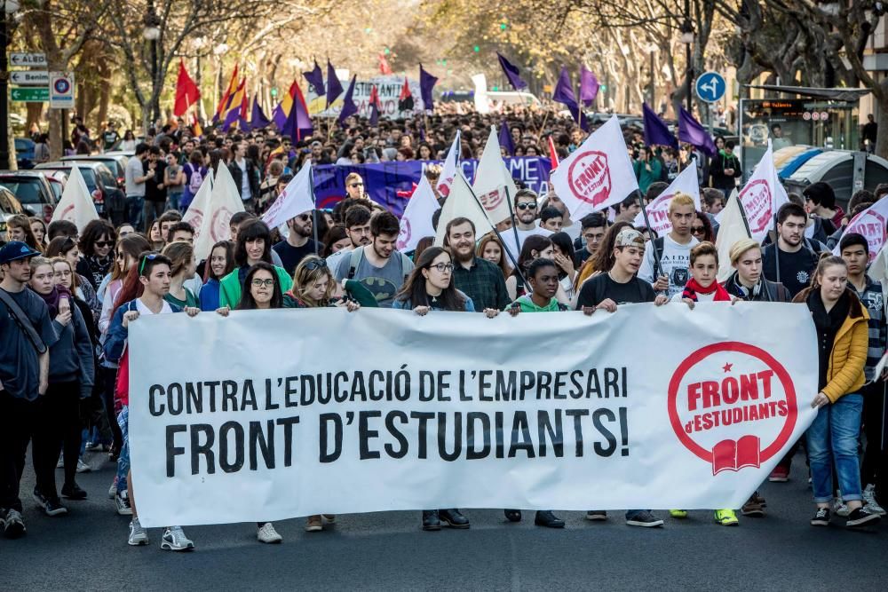 Manifestación estudiantil en Valencia en defensa de la enseñanza pública