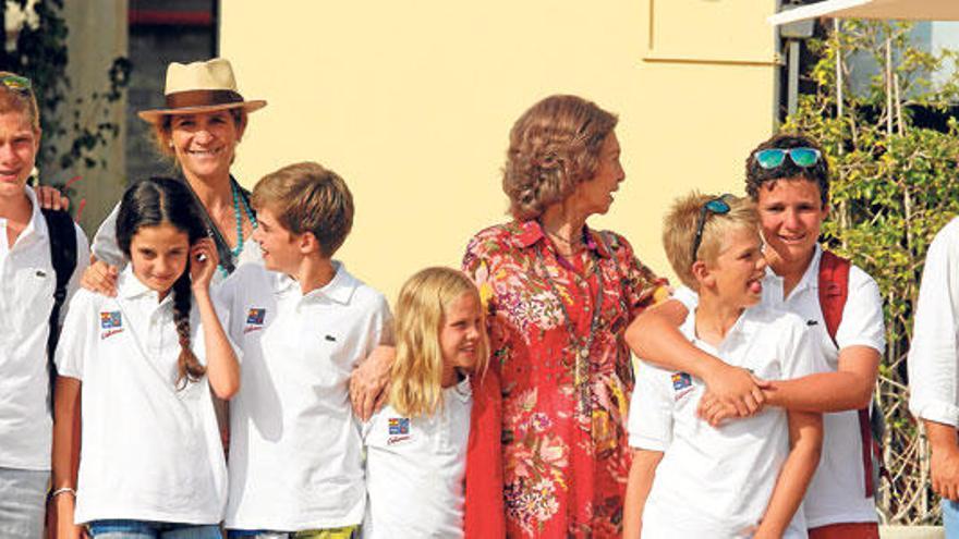 Juan, Elena, Victoria, Pablo, Irene, doña Sofía, Miguel y Froilán, ayer en Calanova.