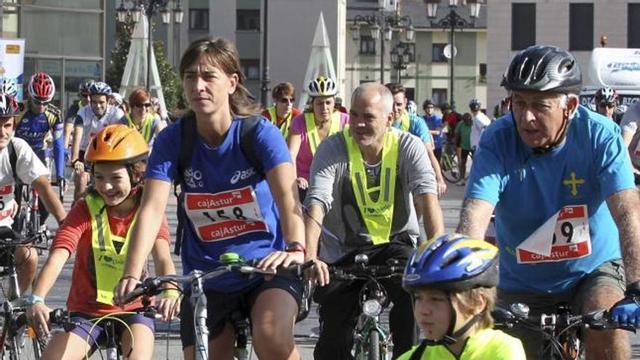 Los participantes en el «día de la bicicleta» en su salida de la Losa.