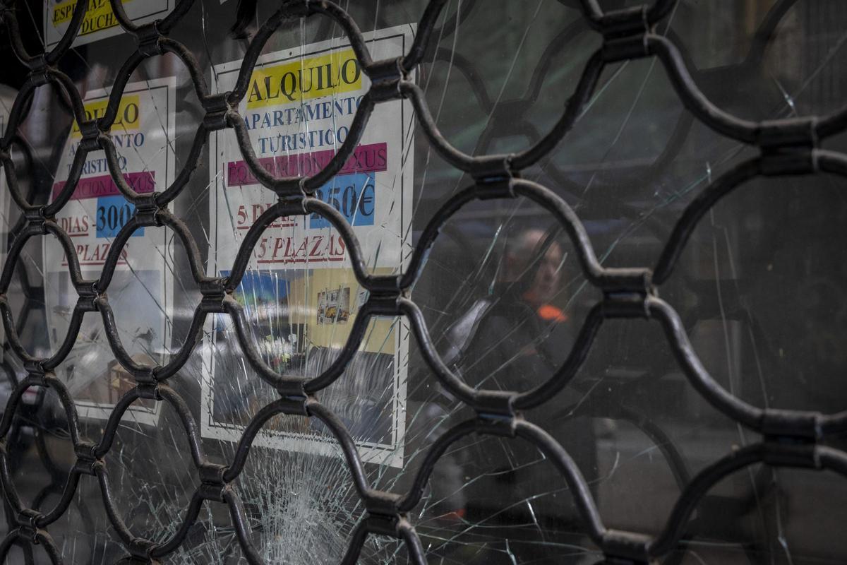 Carteles de anuncios inmibiliarios antiguos.