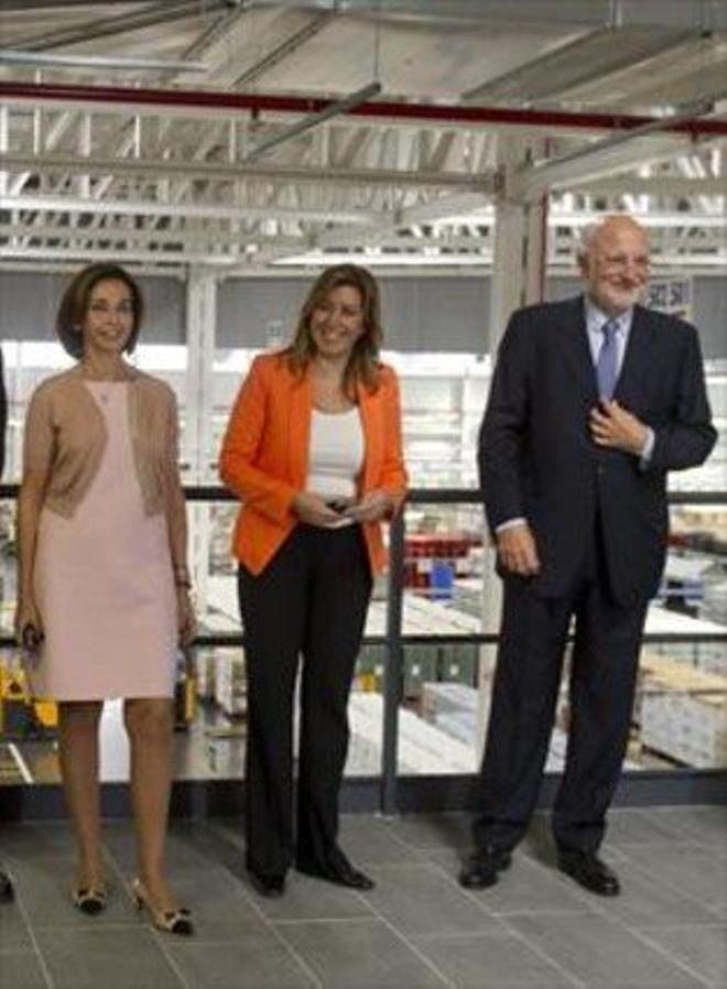 De izquierda a derecha, Hortensia Herrero, Susana Díaz y Juan Roig, en la inauguración de un centro logístico de Mercadona en Guadix (Granada).