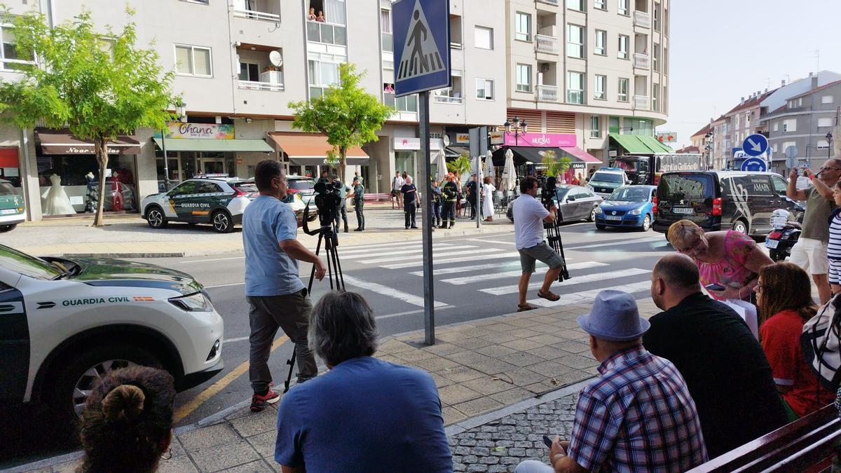 Expectación vecinal en A Valenzá en torno al edificio donde se atrincheró un hombre.