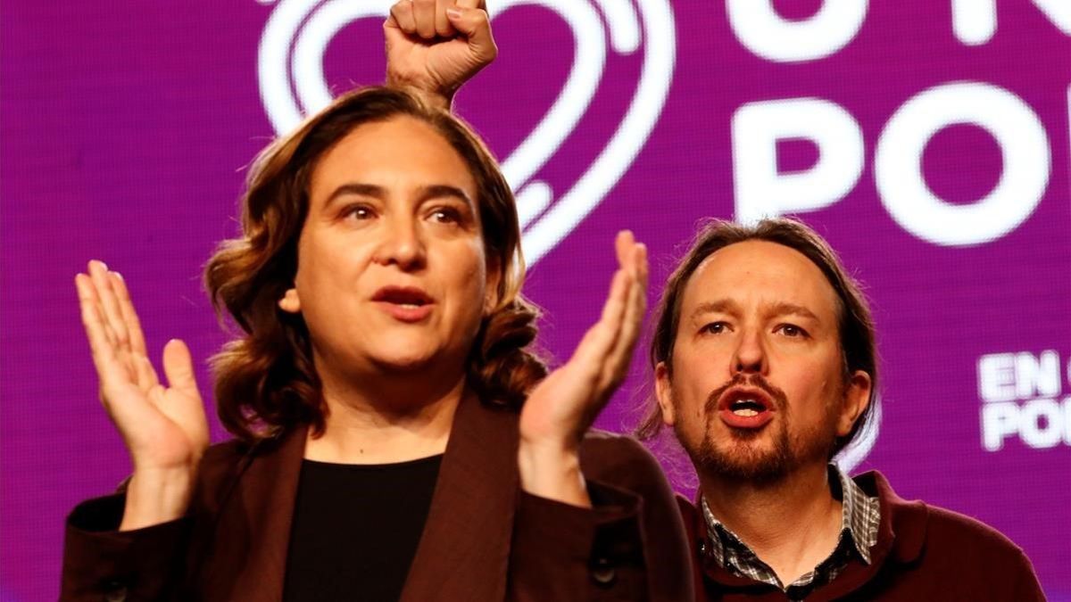 La alcaldesa de Barcelona, Ada Colau, y el secretario general de Podemos, Pablo Iglesias, el 8 de noviembre, en Madrid, en el cierre de la campaña electoral del 10-N.