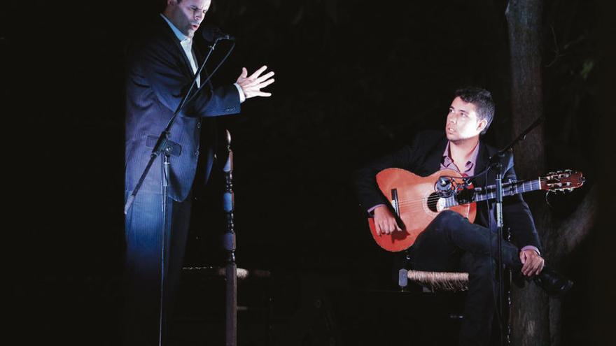 Juan Pinilla, al cante, y David Caro en su actuación en las fiestas de Olivares.