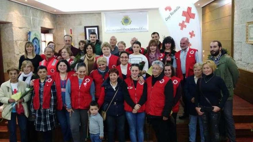 Voluntarios y autoridades en el acto de Cruz Roja. // FdV