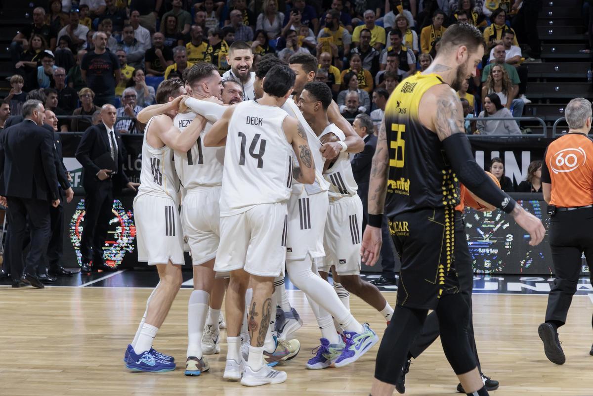 Los jugadores del Real Madrid celebran su victoria frente al La Laguna Tenerife.