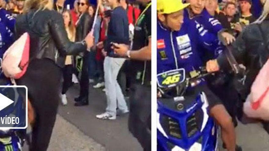 La aficionada a la que Rossi dio una patada le denunciará