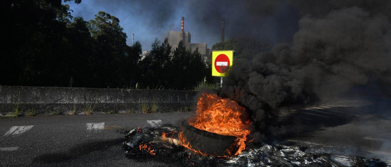 Neumáticos ardiendo en la rotonda de la autovía de Marín.