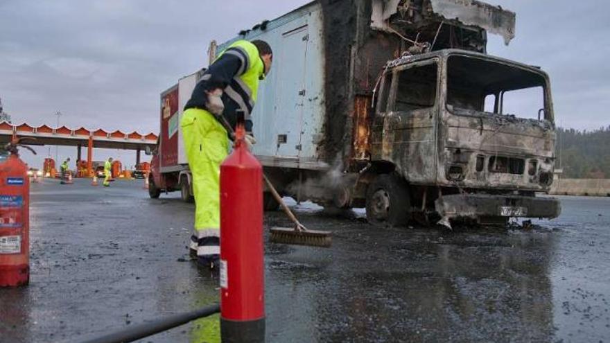 Un camión cargado de carne arde en el peaje de la AP-9 en Vilaboa