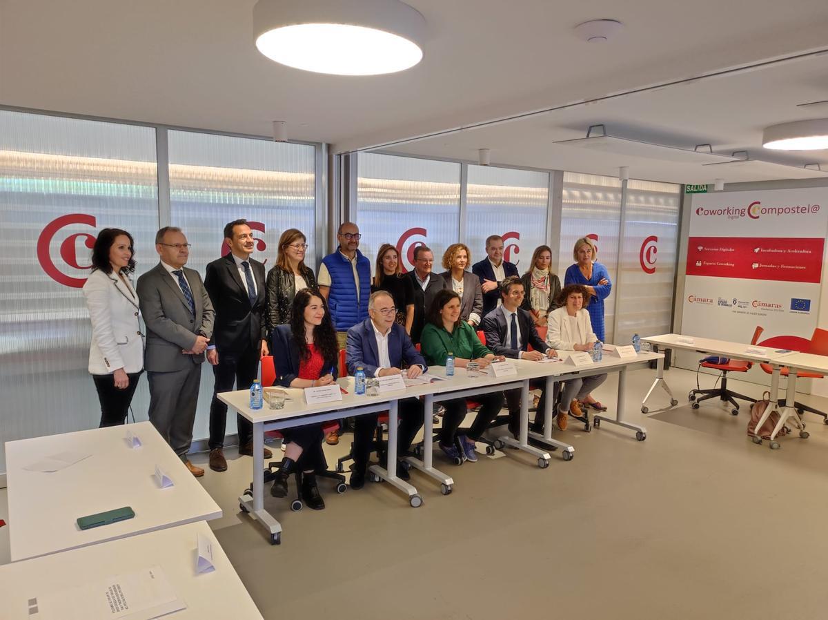 Foto de familia trala sinatura da folla de ruta do Foro Cívico de Santiago na Cámara de Comercio