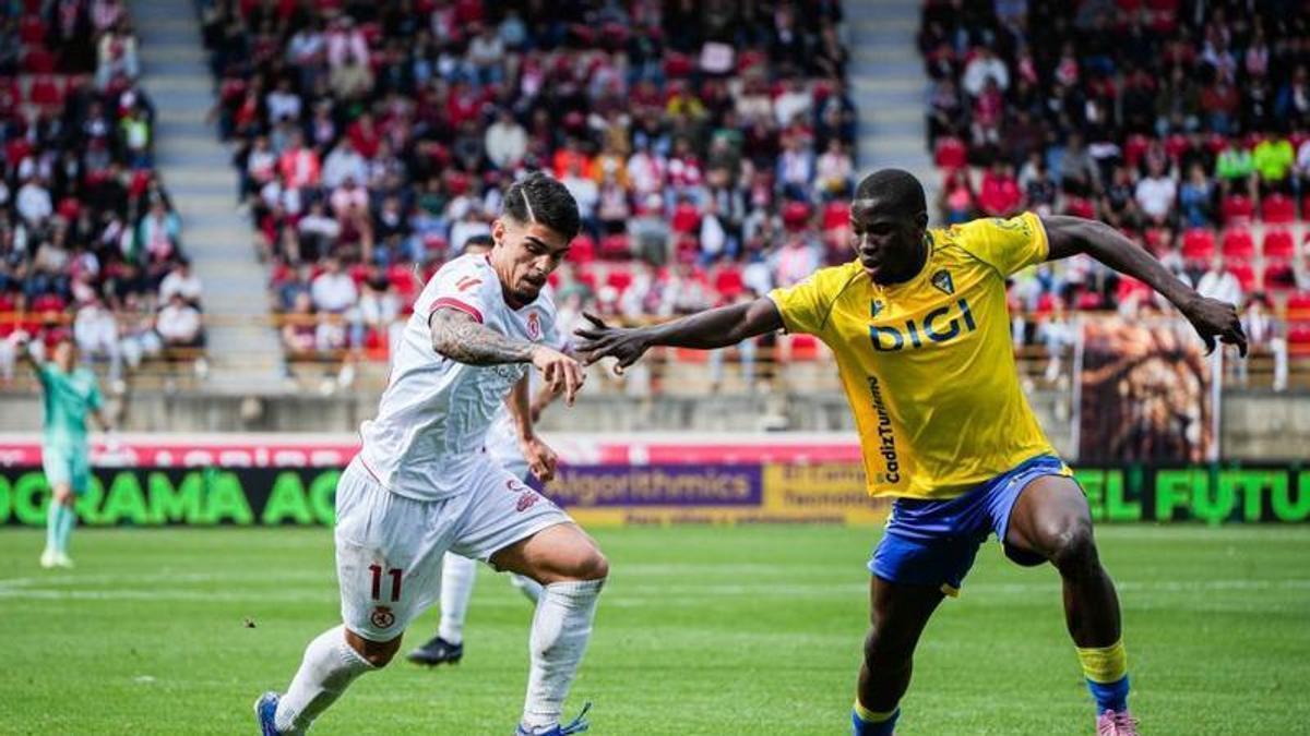 Víctor Moreno conduce el balón en el partido Leonesa-Cádiz de la temporada pasada.