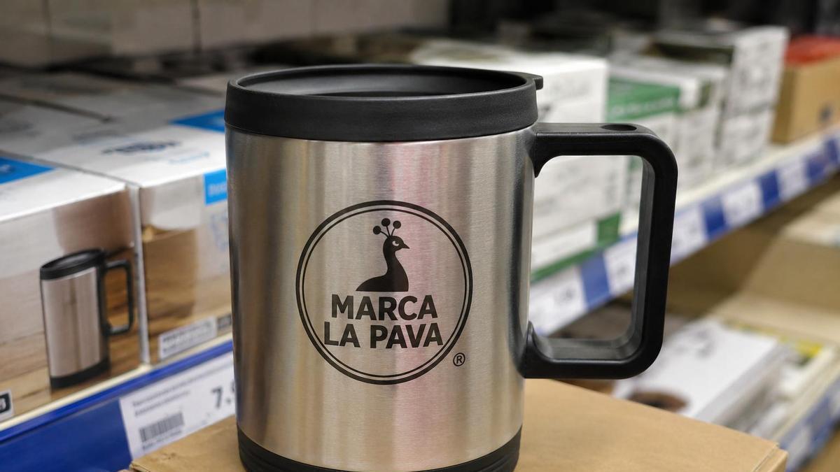 Decimos que algo es "marca la pava" cuando algo es de una marca inexistente, poco fiable o de escasa calidad.