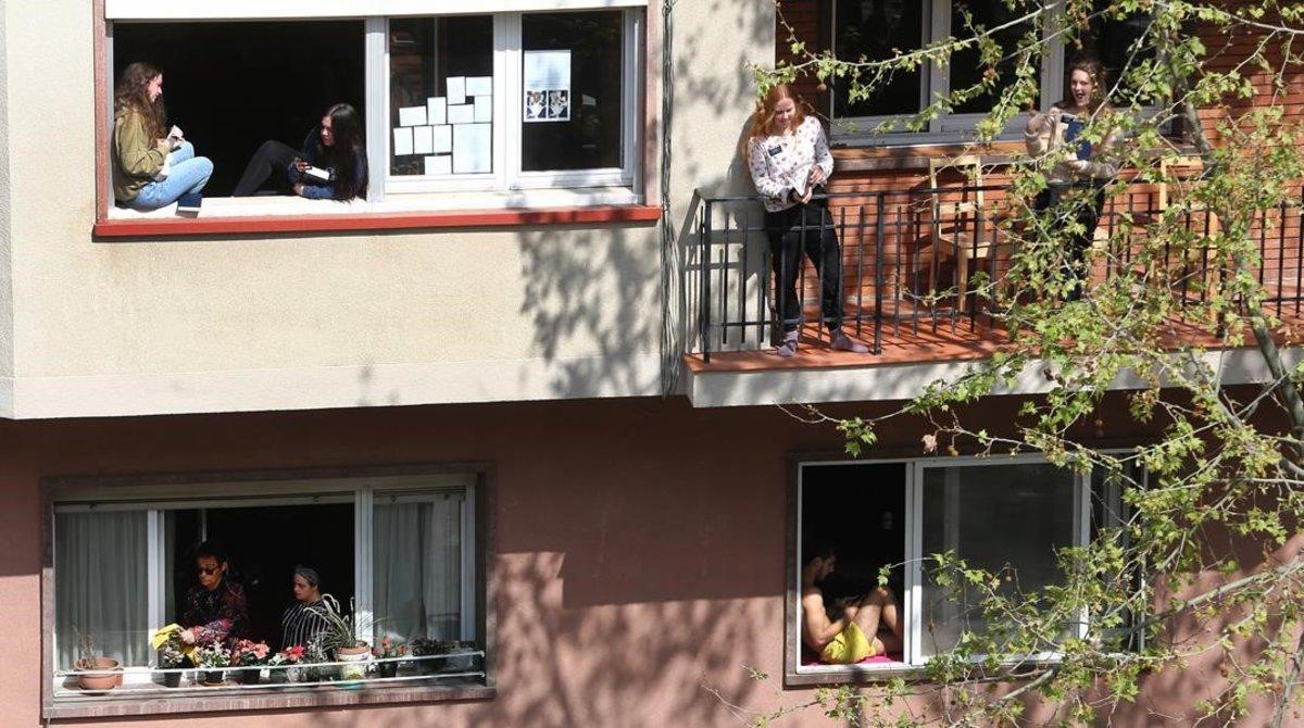 zentauroepp52851483 barcelona 19 03 2020 sociedad edificio con los vecinos confi200322091002 zentauroepp52851483 barcelona 19 03 2020 sociedad edificio con los vecinos confi200322091002