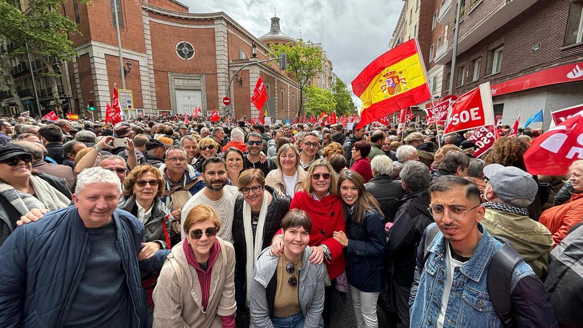 La delegación castellonense en la concentración de apoyo a Sánchez frente a la sede del PSOE en Ferraz, este sábado, en Madrid.
