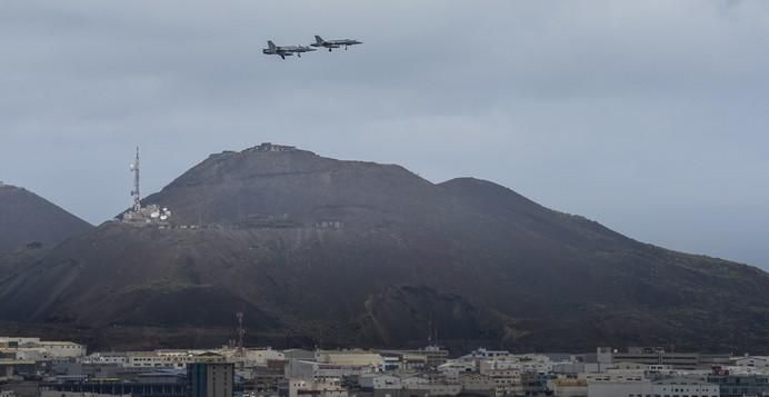 LAS PALMAS DE GRAN CANARIA A 02/06/2017. Aviones de combate militar sobre vuelan la ciudad de Las Palmas de Gran Canaria. FOTO: J.PÉREZ CURBELO