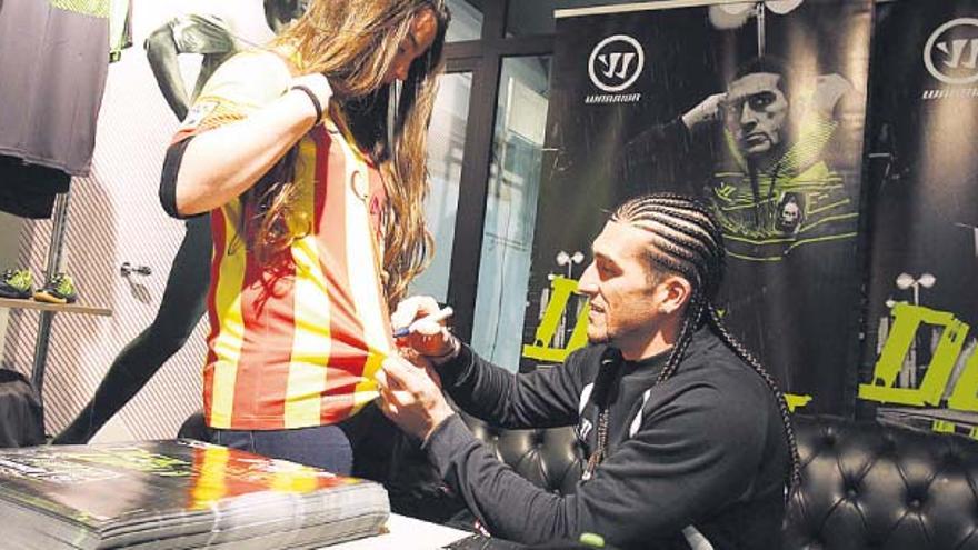 Pinto firmó autógrafos a sus fans y presentó su proyecto musical benéfico en la Rambla de Catalunya barcelonesa