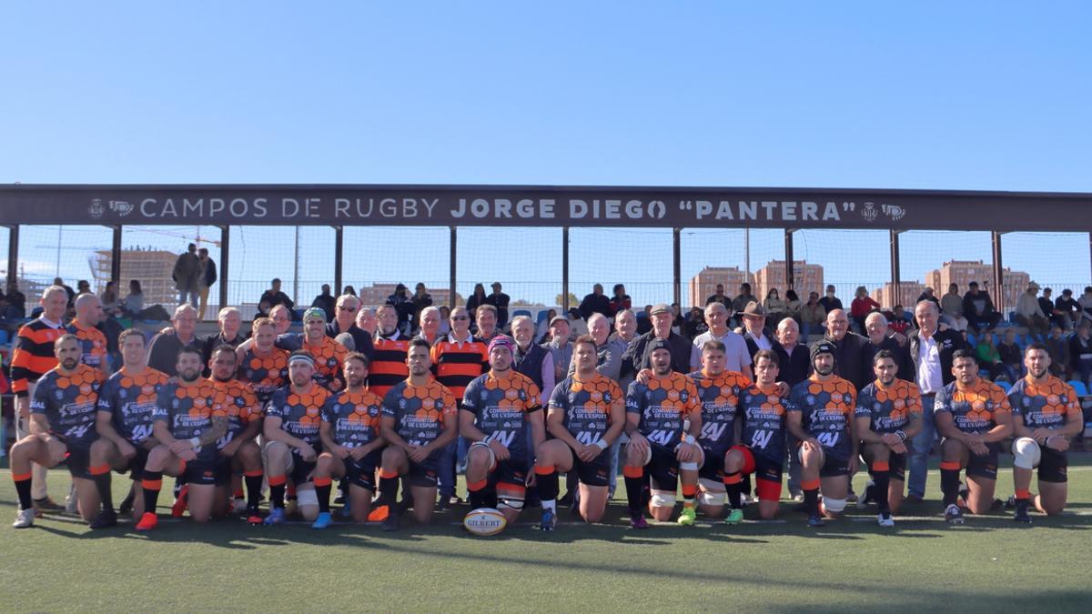 El partido de División de Honor A Masculino de Les Abelles contra la centenaria UE Santboiana arrancaba después de la foto y saludo de los jugadores con, de nuevo, los fundadores del club.