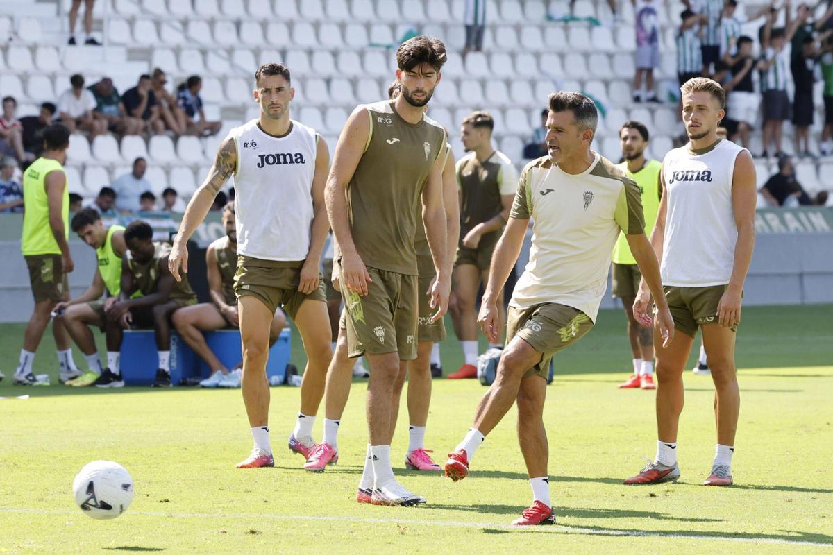Iván Ania, junto a sus pupilos en el entrenamiento del Córdoba CF del pasado martes en El Arcángel.