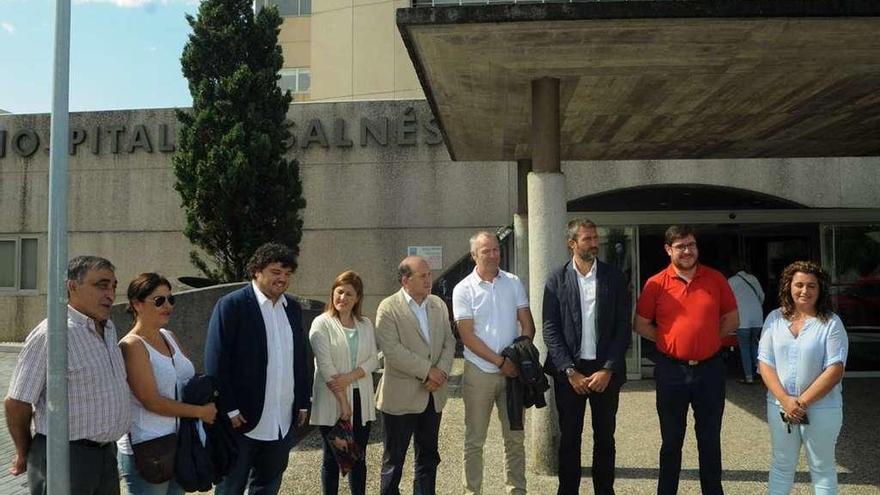 Fernández Leicega (en el centro), con alcaldes y concejales socialistas ante el Hospital. // Iñaki Abella