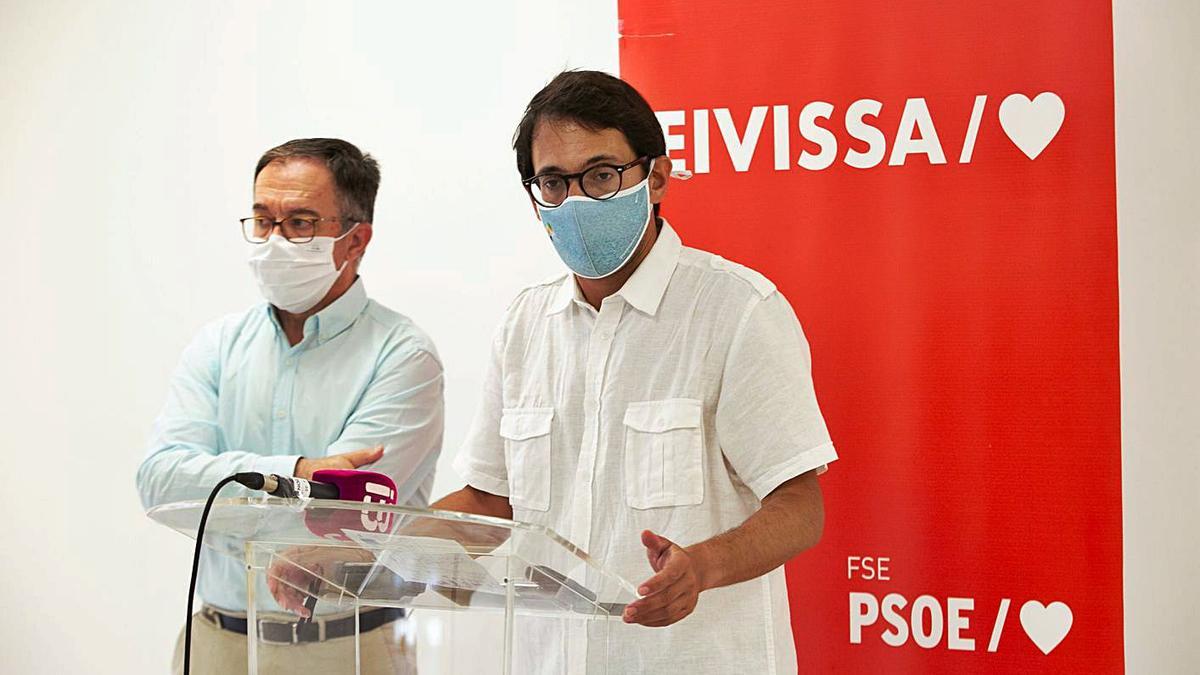 Marí Ribas y Negueruela, ayer, en rueda de prensa en la nueva sede de la FSE-PSOE. | VICENT MARÍ