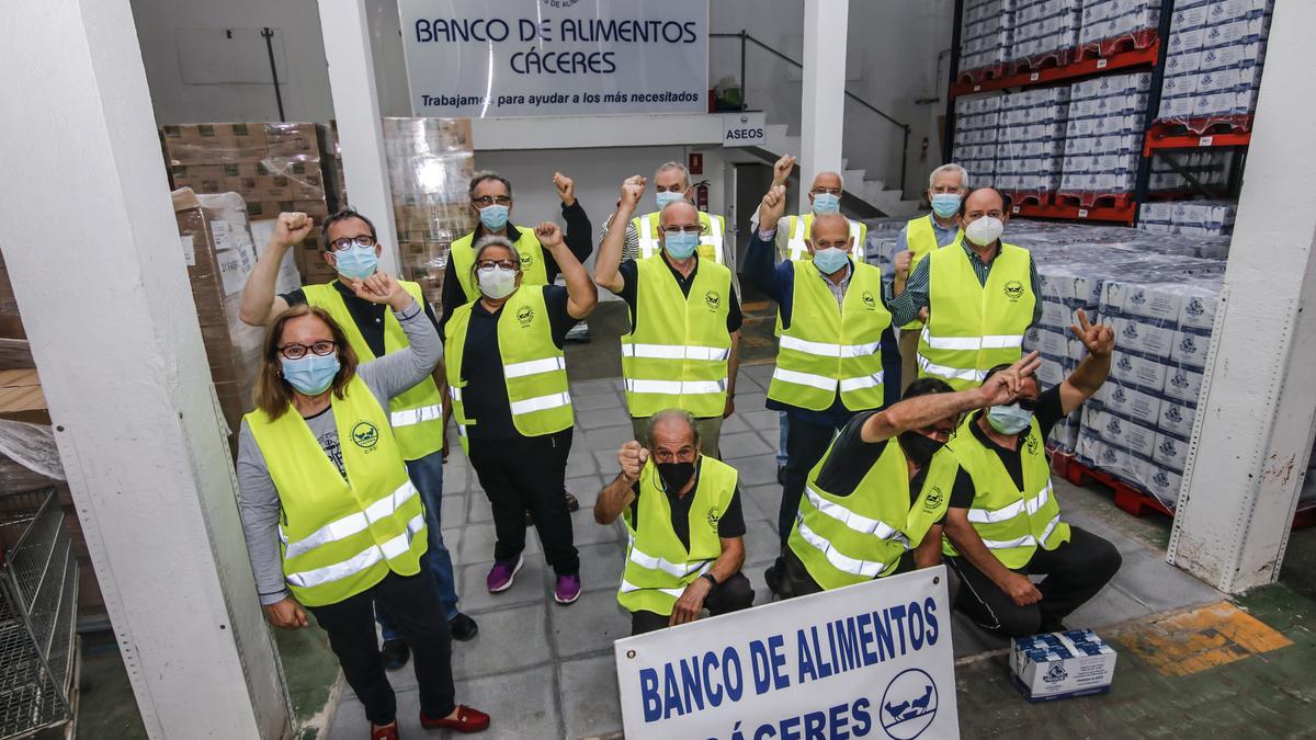 Algunos voluntarios en el silo, donde preparan una nueva entrega.