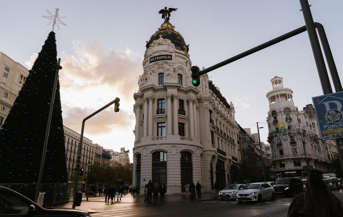 El edificio Metrópolis, ya sin andamios y restaurado, coronado por la Victoria Alada, en Madrid. | ALBA VIGARAY