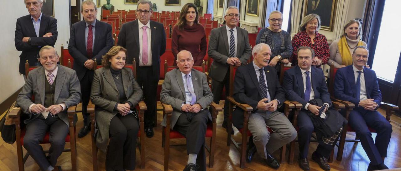 Los miembros del jurado, en la fila de arriba, por la izquierda, Francisco González Orejas, Evelio González Palacio, Miguel Fernández Valdés, Paz Alvear, Luis Fernando Martínez, María Josefa Sanz, María del Carmen García-Rovés y Ana María Fernández Sande; debajo, Xuan Xosé Sánchez Vicente, Otilia Requejo, Juan Luis Álvarez, Ramón Rodríguez, Javier Junceda y Alberto González. | Irma Collín