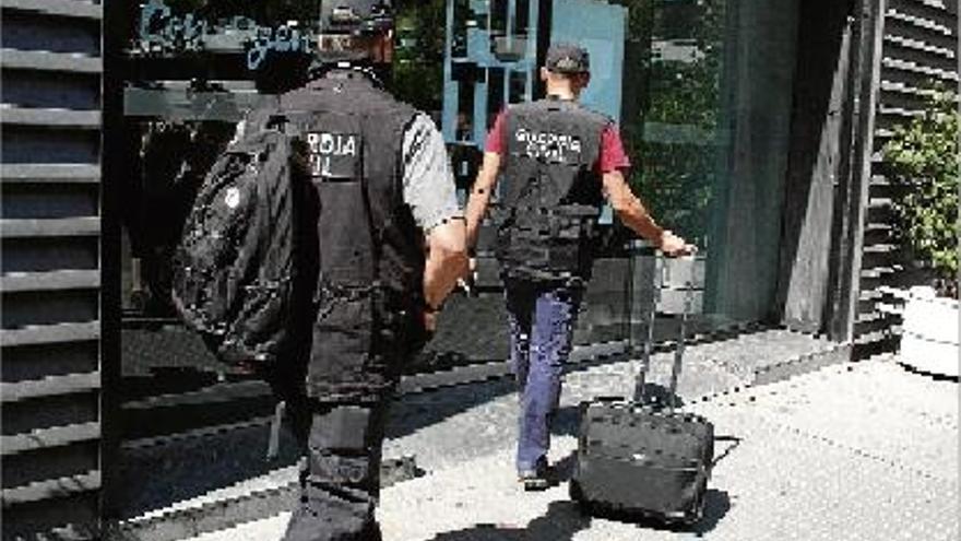 Agents de la Guàrdia Civil entrant a la seu de Convergència a Barcelona