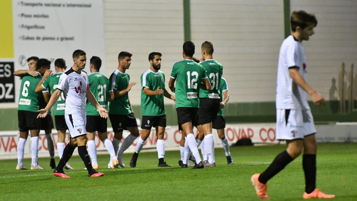 Los jugadores del Córdoba CF celebran uno de los tres goles anotados el pasado verano al Pozoblanco.