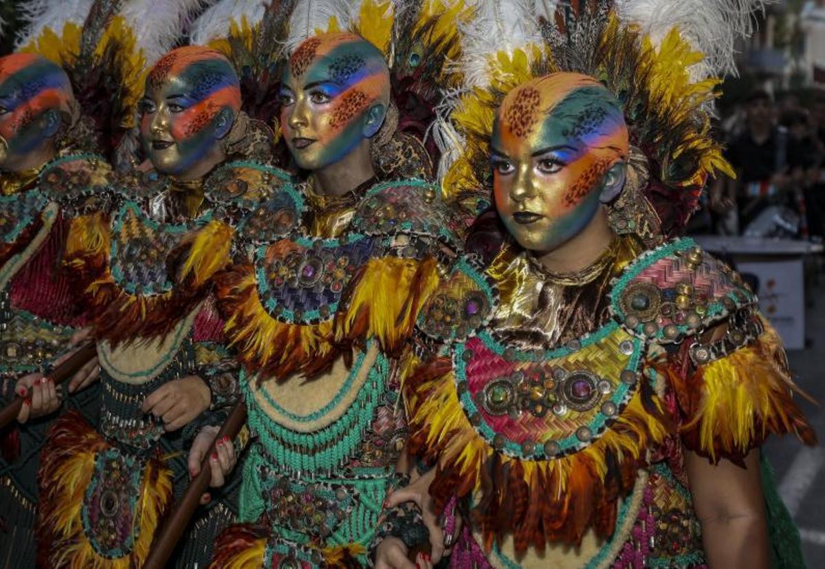 Maquillajes sorprendentes y bailes llenaron el boato de sorpresas para los miles de ilicitanos que se acercaron a presenciar uno de los actos principales de las fiestas. | ANTONIO AMORÓS