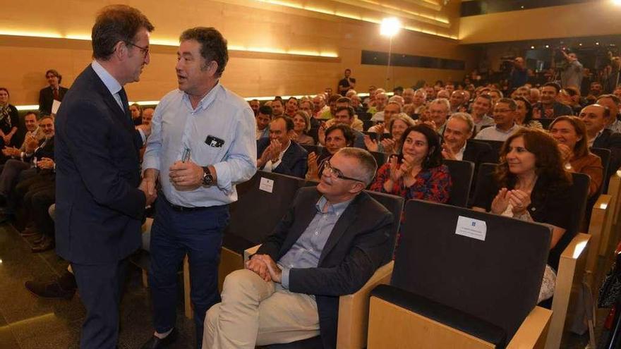 Alberto Núñez Feijóo y Miguel Anxo Fernández Lores se saludan en la presentación del proyecto. // G.S.