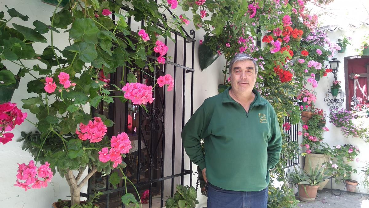 Tomás en su patio de Priego de Córdoba, ganador del premio premio en la categoría de Rejas y Balcones.