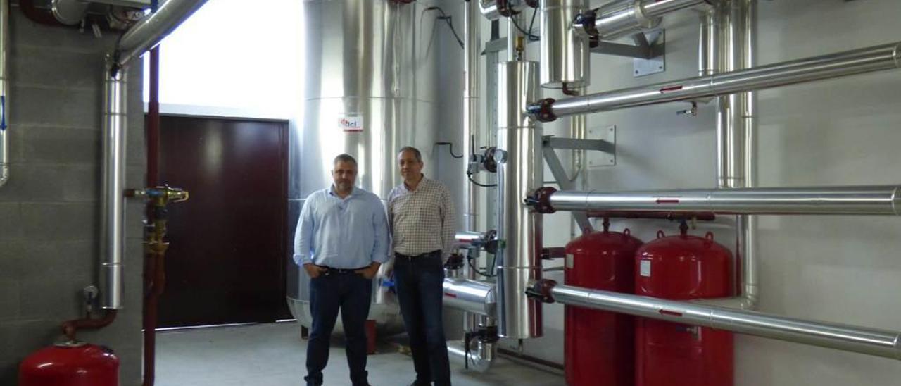 Avelino Fuentes y Juan Majada, en la instalación piloto de biomasa del Cetemas, en Carbayín.