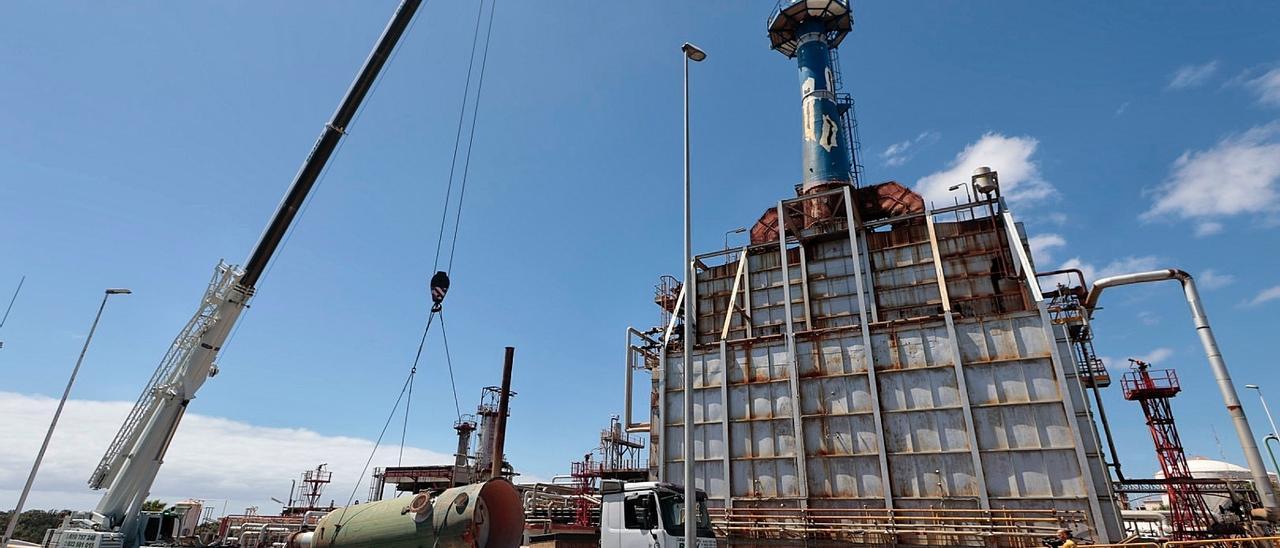 Inicio del desmantelamiento de la Refinería de Santa Cruz.