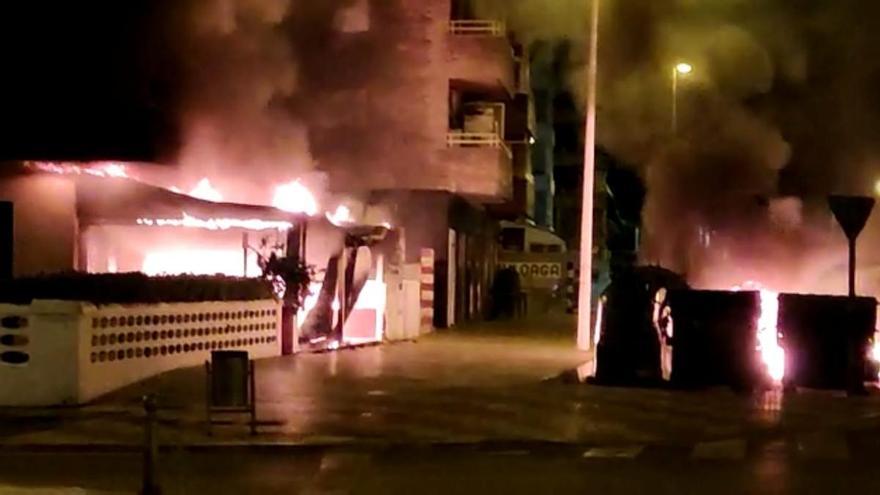 Arde una terraza y varios contenedores en Cullera