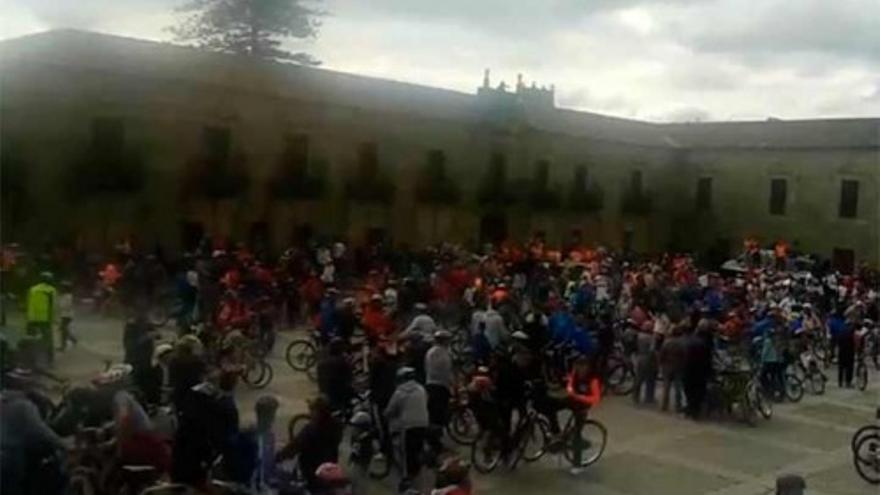 200 ciclistas en pleno centro de Cambados