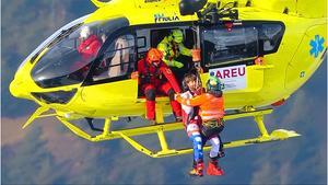 Marco Schwarz, en el momento de ser evacuado.