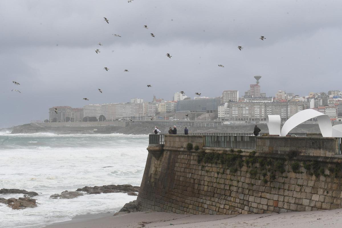 Alerta roja en el litoral coruñés por olas de hasta nueve metros
