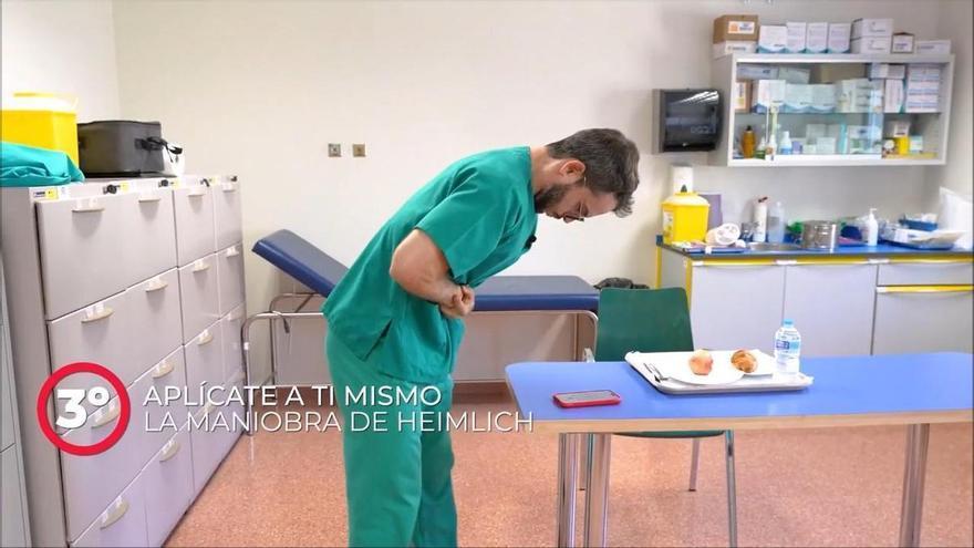 Cómo hacer la maniobra de Heimlich si estás solo: dos sanitarios murcianos te lo explican