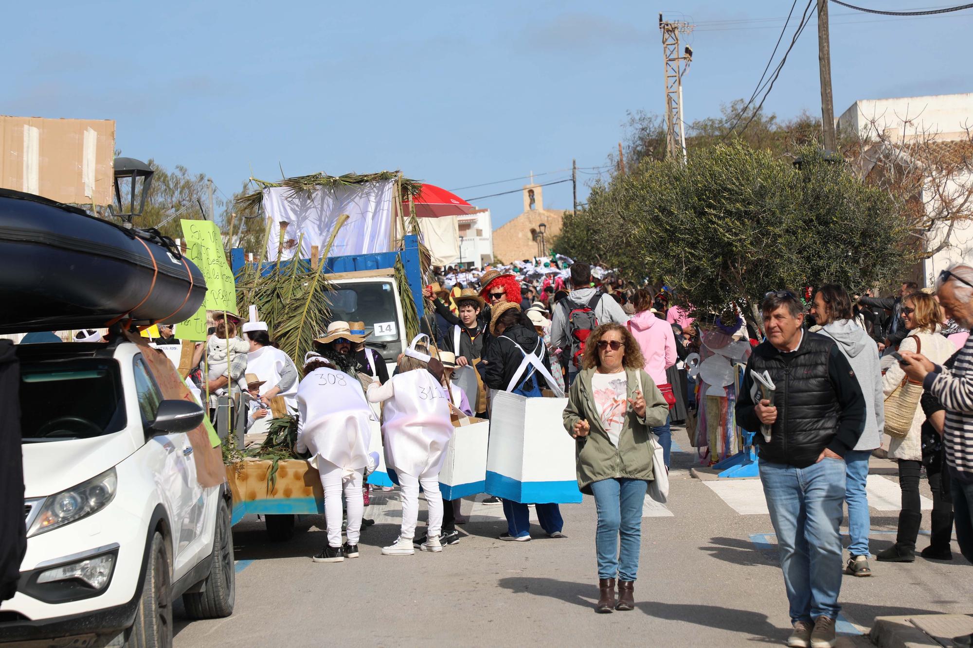 Todas las imágenes de la rúa de Carnaval en Formentera 2023