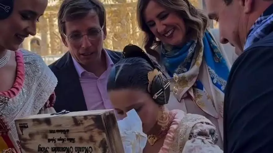 Regalo único a las falleras mayores del "disputado" artesano Morillo