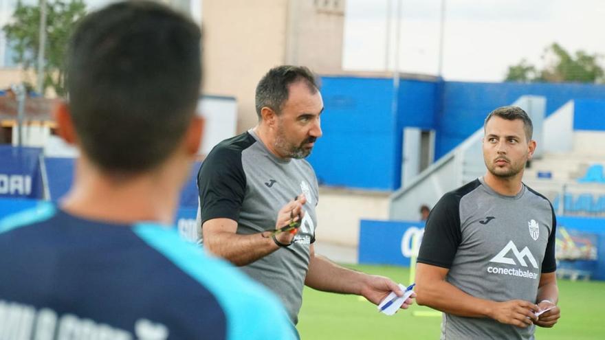 Trainer Juanma Barrero (Mitte) nörgelte ständig über seine Spieler. Jetzt ist er arbeitslos.  | FOTO: ATB