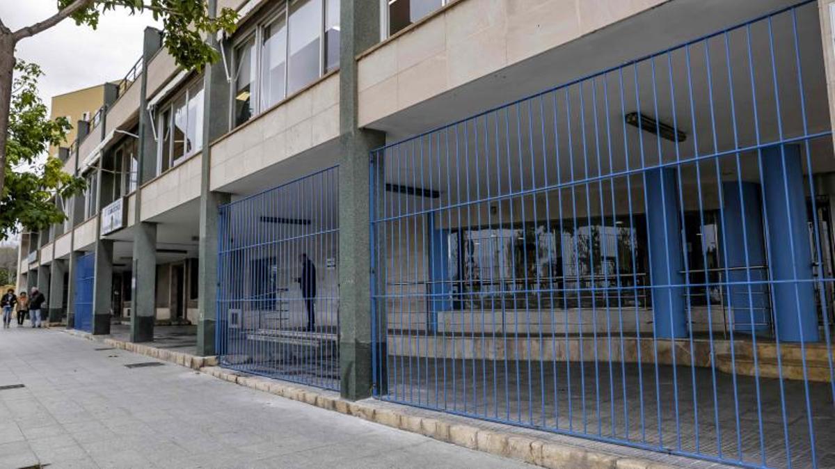 Verja instalada en la sede de Emaya en 2025.