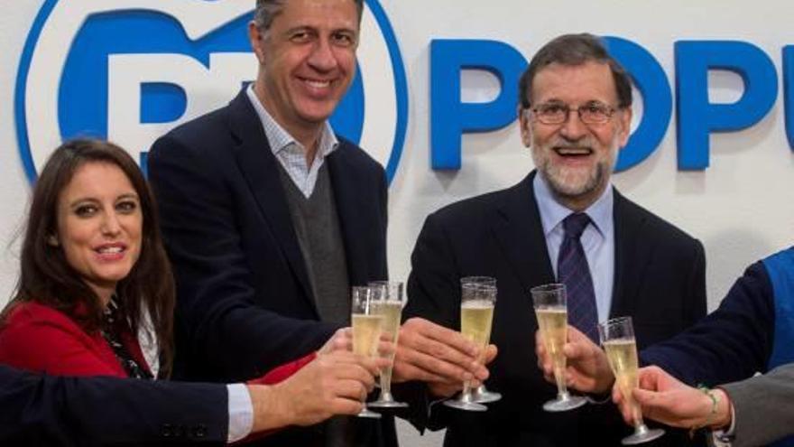 Rajoy, amb Albiol i Levy, durant la inauguració ahir de l&#039;Oficina d&#039;Atenció als Veïns del PPC de Badalona.