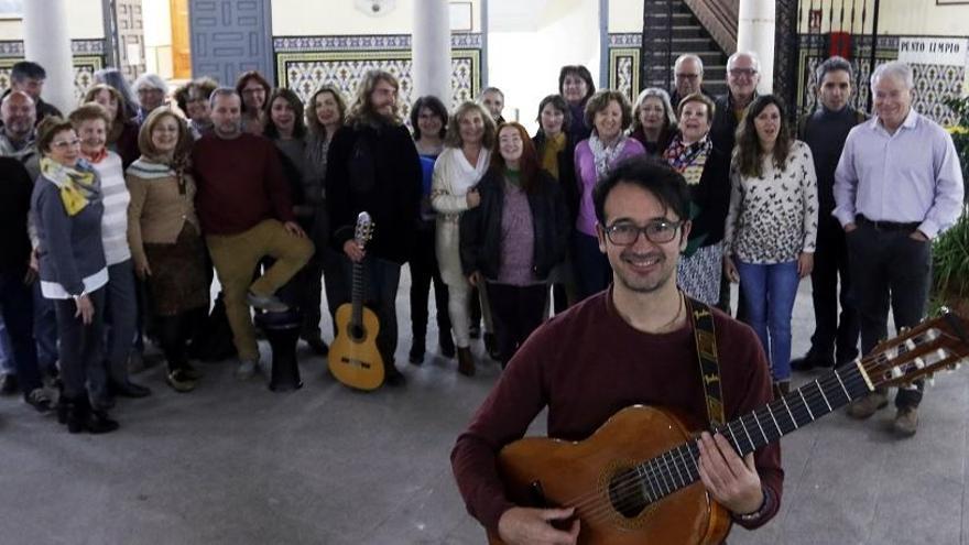 Javier Gómez Bello, hace unos días en el patio del Instituto Vicente Espinel con uno de los cinco coros que dirige, el Coro del Gaona.