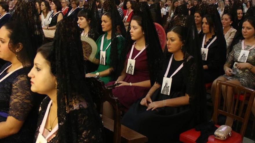 Las rosarieras honran a la Virgen en la popular Festa de les Fadrines