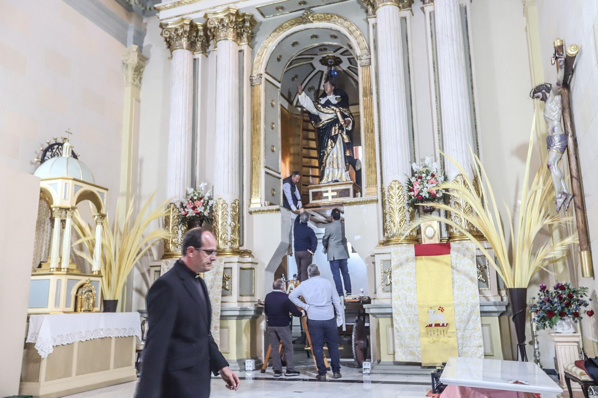 Tradicional bajada del Patrón en la Iglesia de San Vicente Ferrer