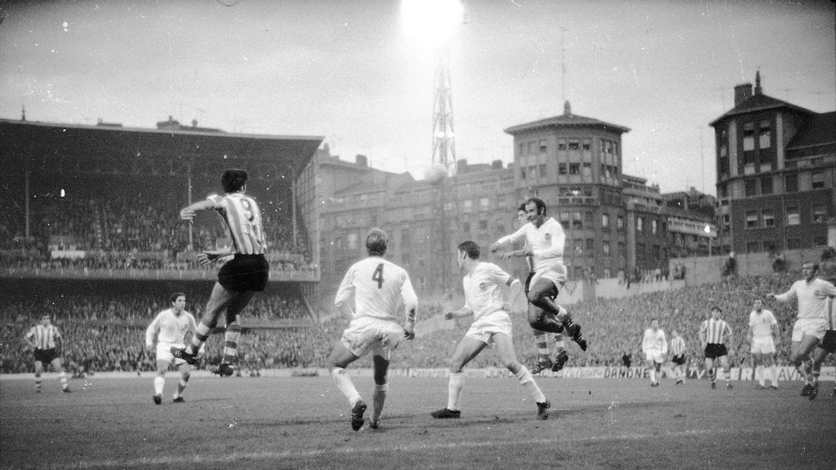 Un ataque del Athletic en San Mamés contra el Valencia en la temporada 70-71. El partido concluyó con empate a cero. En la imagen aparecen Antón, Paquito y Sol en un primer plano